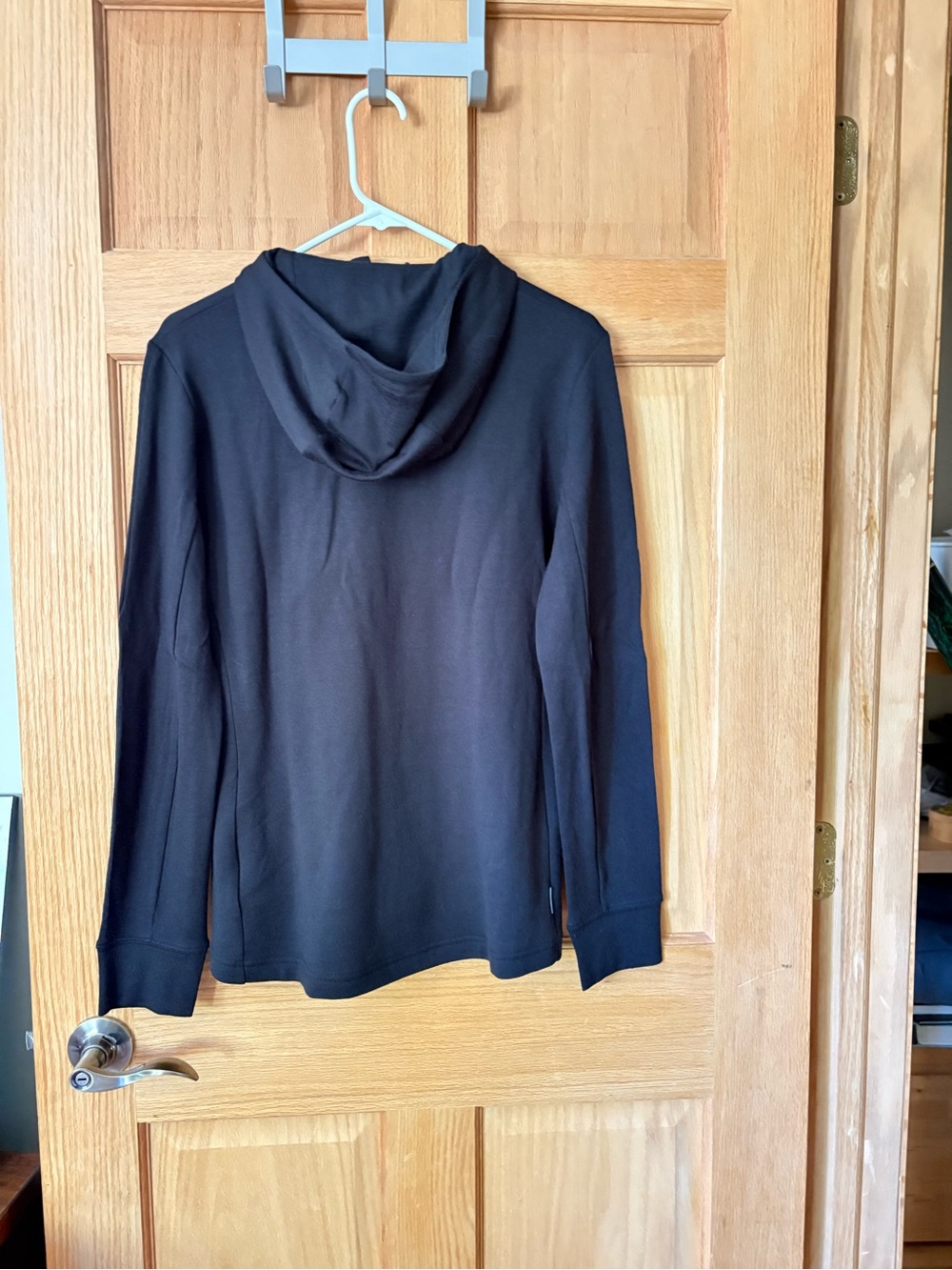 Icebreaker 100% merino wool. 
Women's Black Quantum Hoodie NWT - Picture 8 of 8